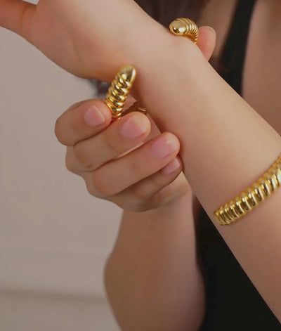 The Amaris Bangle