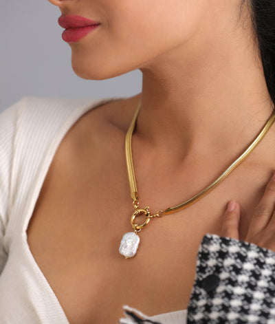 gold necklace with pearl 
